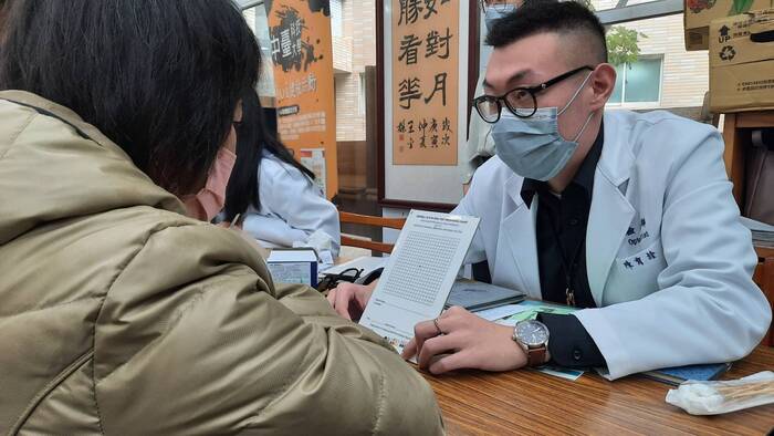 中臺科大學生為民眾視光篩檢服務