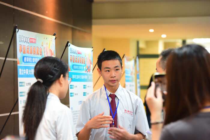 興大附中學生進行靜態說明圖片