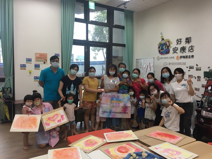 「為愛啟程-親子共學藝起做」濕水彩活動合影。中臺科大 提供