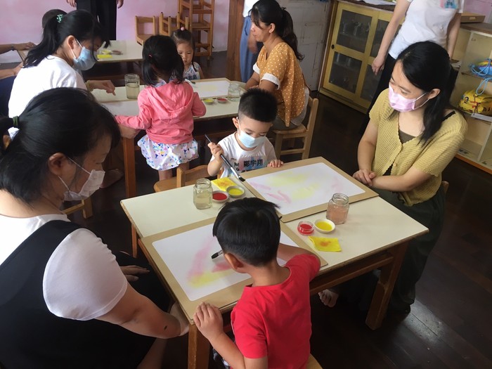 幼兒進行濕水彩畫藝術課程。 中臺科大提供。