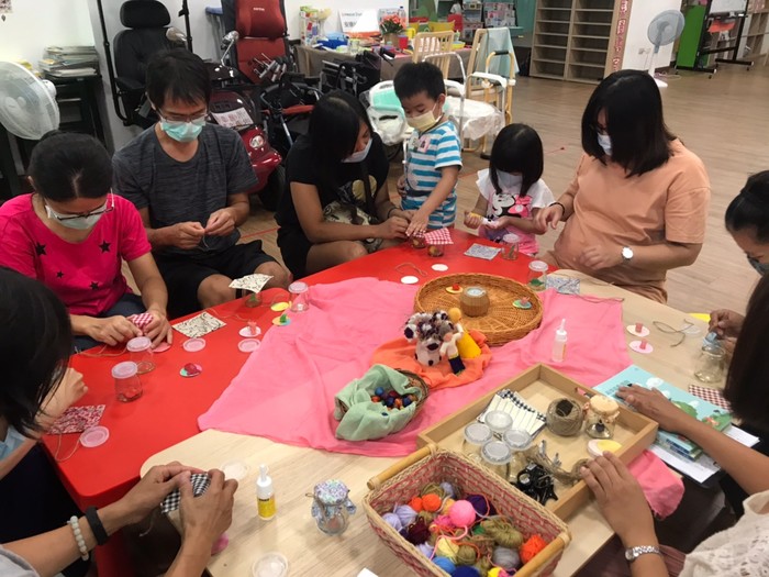 親子共同創作蜜蠟。 中臺科大提供。