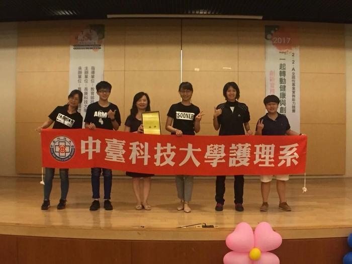 得獎同學與指導老師合影