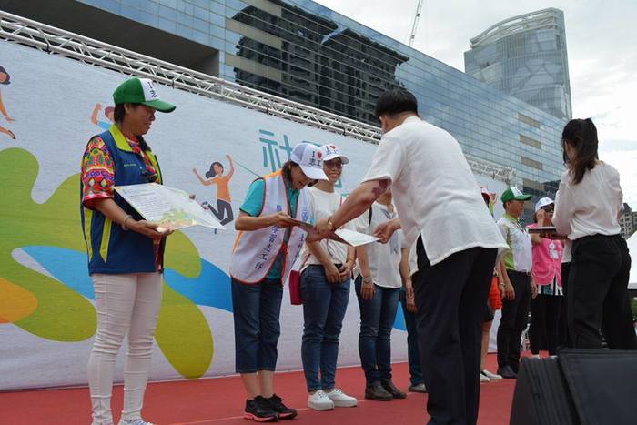 林佳龍市長頒發台中市政府志工合作備忘錄