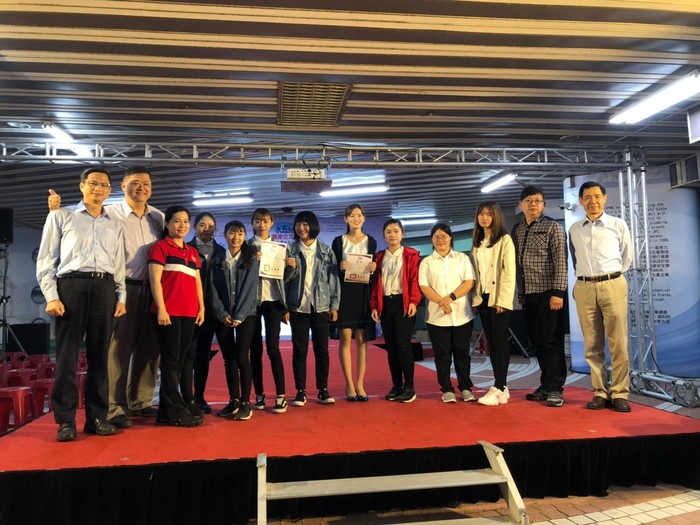 中臺國企系與行銷系共有3組，同獲得佳作獎項，師生同台授獎。