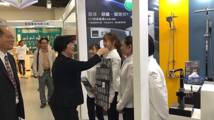 彰化縣長王惠美親臨中臺行銷管理系攤位為學生加油打氣
