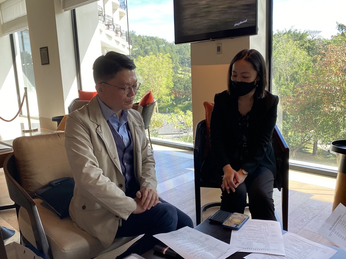 羅主任與人力資源部張總監討論實習內容