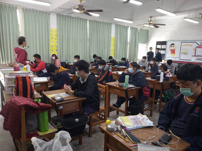 圖2 王國安老師入班宣導、羅亦斯主任與導師交流圖片
