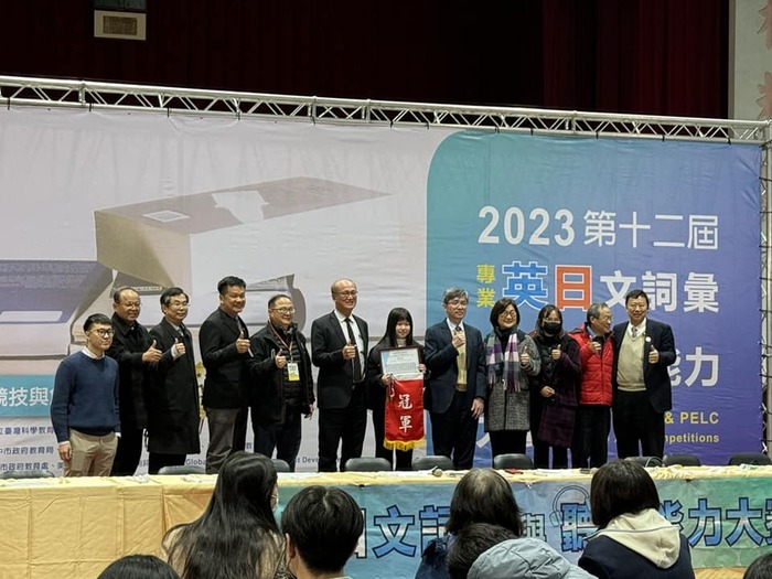 與全國大賽評審合影