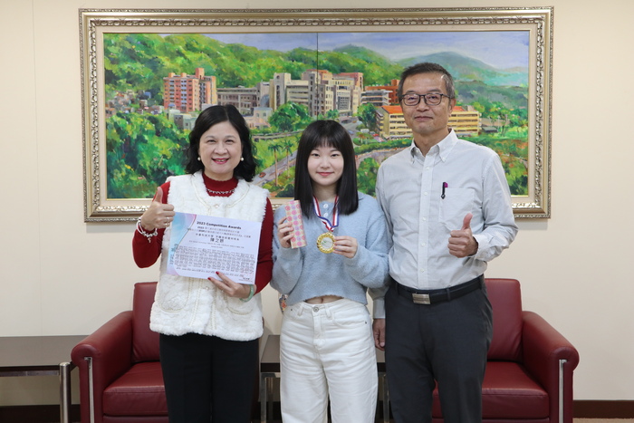陳錦杏校長(左一)、許學全主任(右一)與陳之妍同學合影