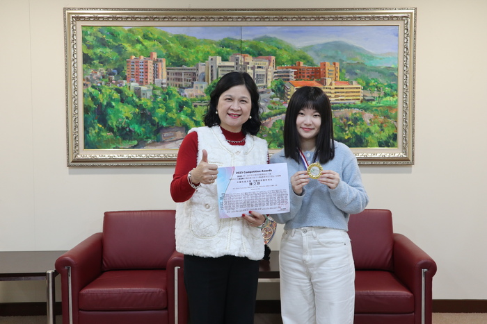 陳錦杏校長(左一)與陳之妍同學合影