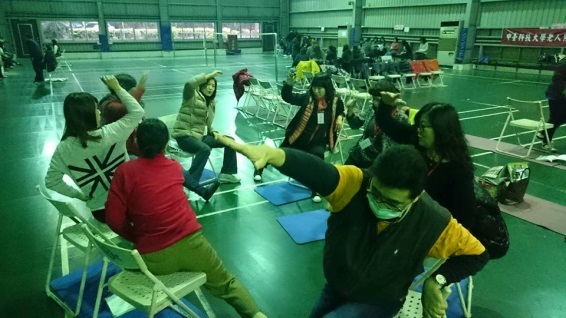 學員認真練習勇骨健身操