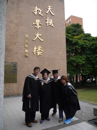 吳啟明同學(左)與同學於天機教學大樓前合影