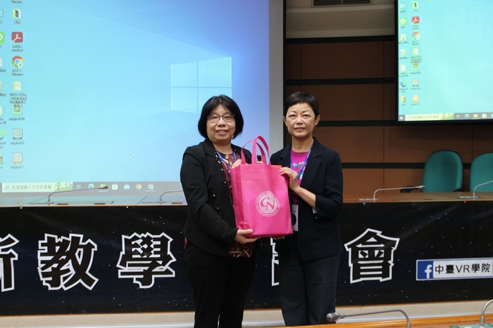 護理學院蔡麗雲院長致贈長庚大學護理系唐婉如教授禮品