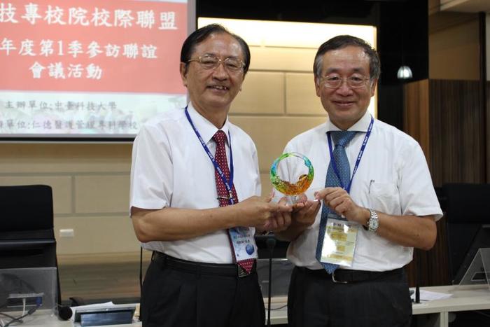 總召集人李隆盛校長致贈留念獎座給卸任總召學校勤益科技大學趙敏勳校長