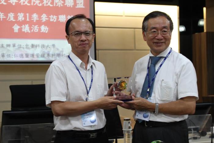 總召集人李隆盛校長致贈弘光科技大學吳聰能校長卸任校長留念獎座 (潘世尊教務長代領)
