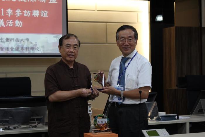 總召集人李隆盛校長朝陽科技大學鍾任琴校長卸任校長留念獎座 (林樹全國際長代領