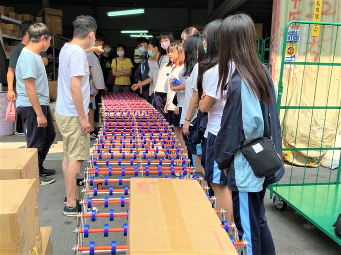 中臺科大入校參訪-百業國際貿易有限公司 向新社高中  介紹倉庫出貨設備