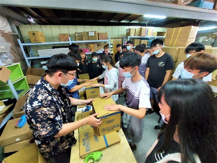 中臺科大入校參訪-卓蘭高中 體驗百業國際貿易有限公司 商品出貨前裝箱