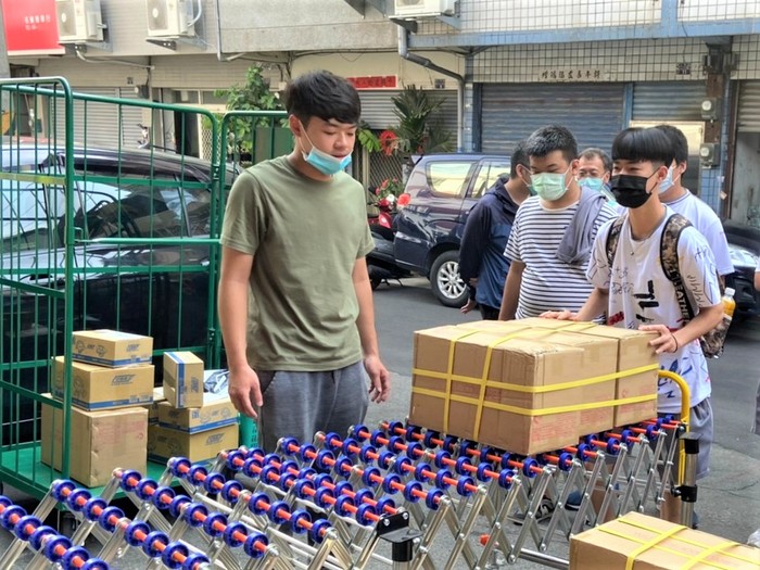 中臺科大入校參訪-高中生 體驗百業國際貿易有限公司 出貨流程