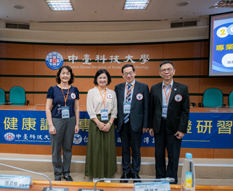 中臺科大陳錦杏校長(左2)、吳世經副校長(右1)與台灣健康識能與傳播學會張武修理事長(右2)、張家卉副秘書長(左1)合影