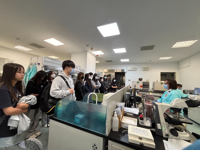 同學在微生物室進行參觀訪問圖片