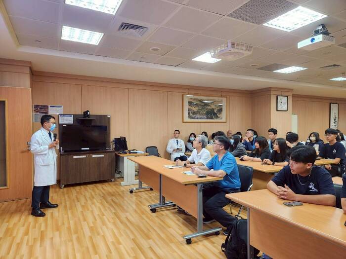 由慈濟醫院病理部何主任致詞開場圖片