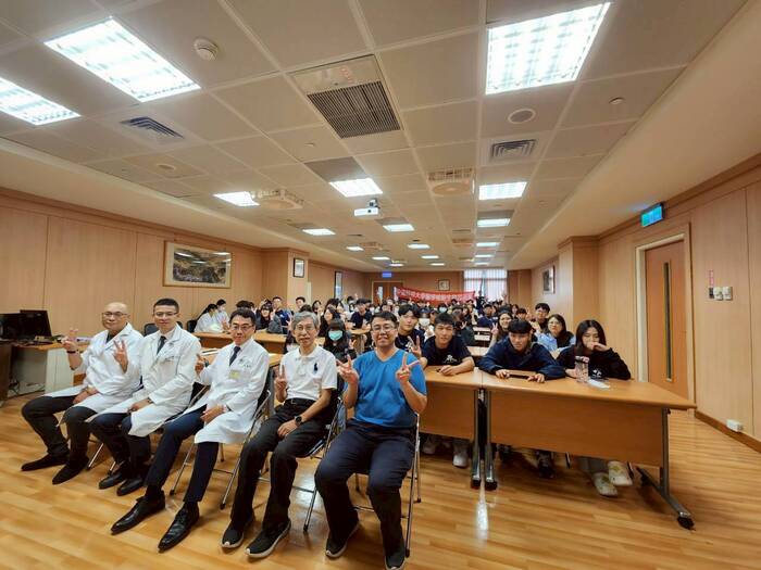 大一新鮮人參訪台中慈濟醫院 深入認識醫檢專業圖片