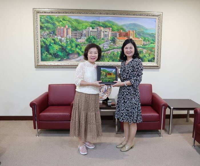中臺科大陳錦杏校長(右)致贈中臺校景盤給技職司楊司長(左).