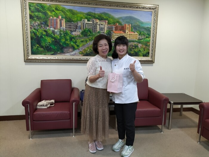 教育部技職司楊玉惠司長(左)贈送禮物給吳宜霏同學