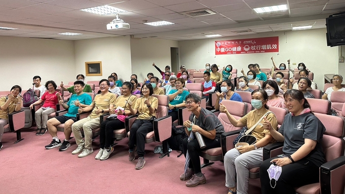 林政勳學務長（前排左三）熱情參與並贊聲與民眾合影