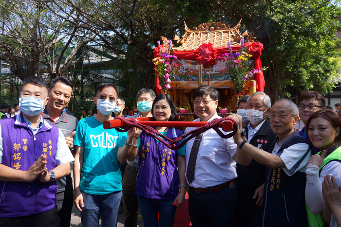 旱溪媽祖繞境祈福-中臺科大校長陳錦杏(轎中左) 興大附農校長蔡孟峰(轎中右)