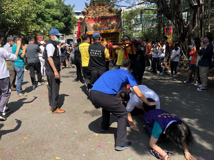 旱溪媽祖繞境祈福-中臺科大校長陳錦杏與同仁 稜轎腳